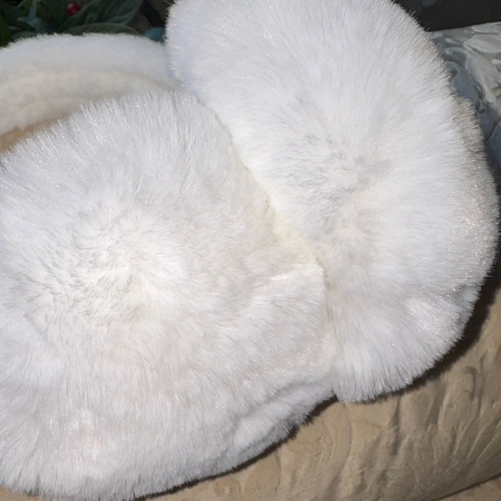 White plush women’s earmuffs NWT